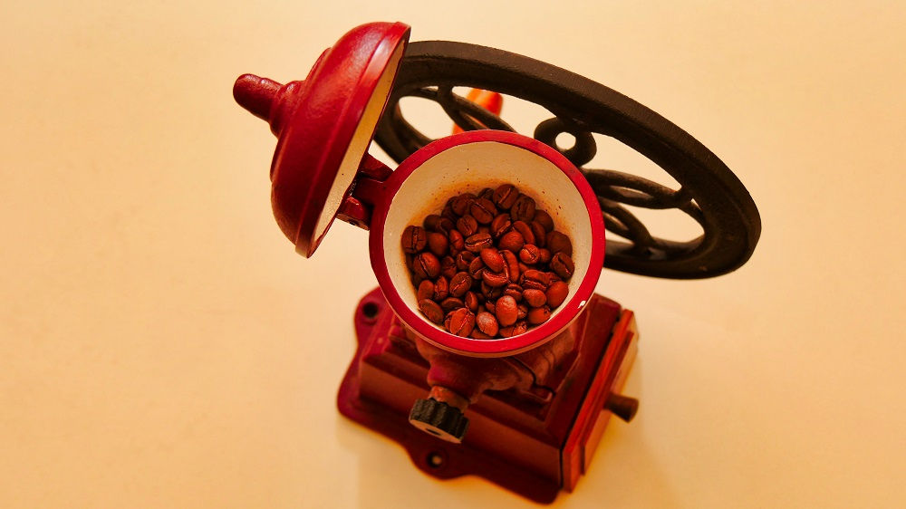 手挽きミルにコーヒー豆を投入
