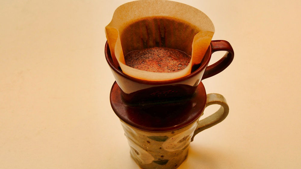 手挽きミルで挽いたコーヒー粉にお湯を注ぐ