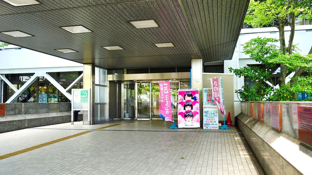 泉佐野市役所の入口