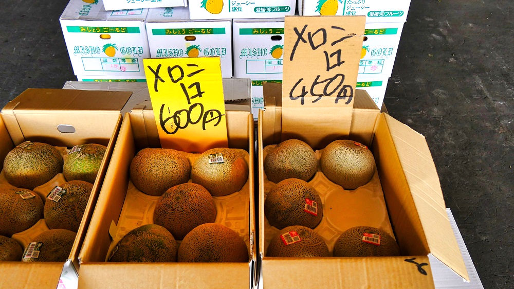 成田市場の青果棟の果物販売