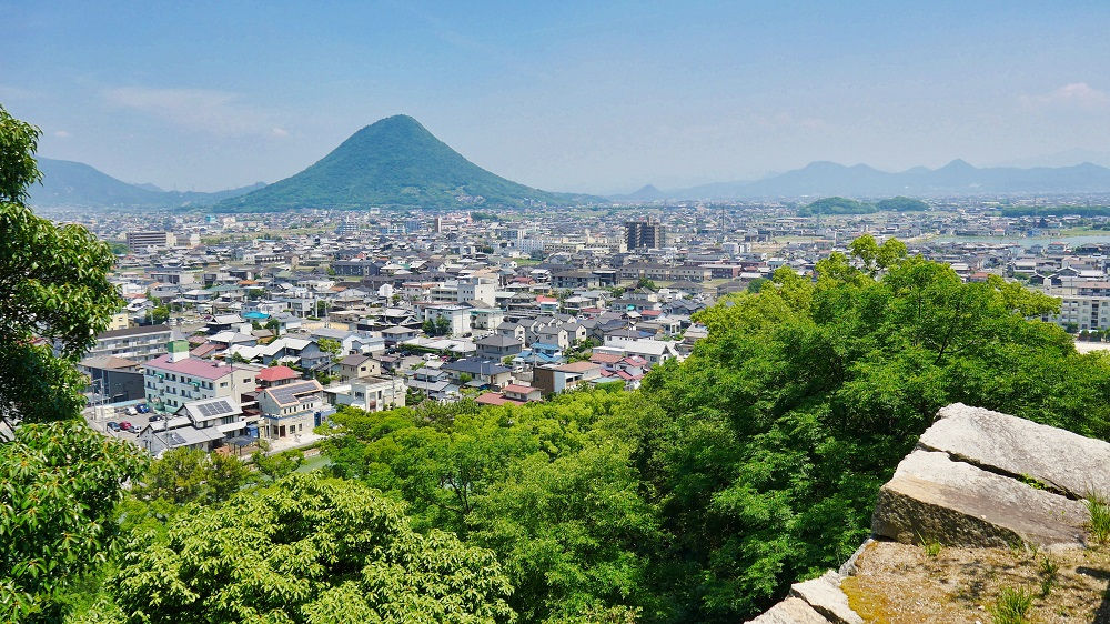 丸亀城三の丸から望む讃岐富士