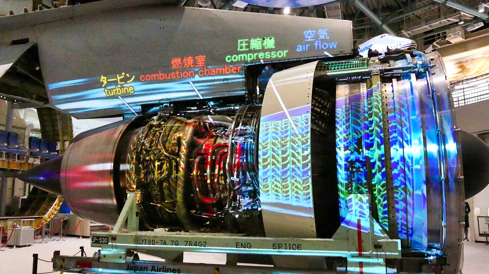 航空科学博物館の【西棟】B747型機のエンジン実機展示