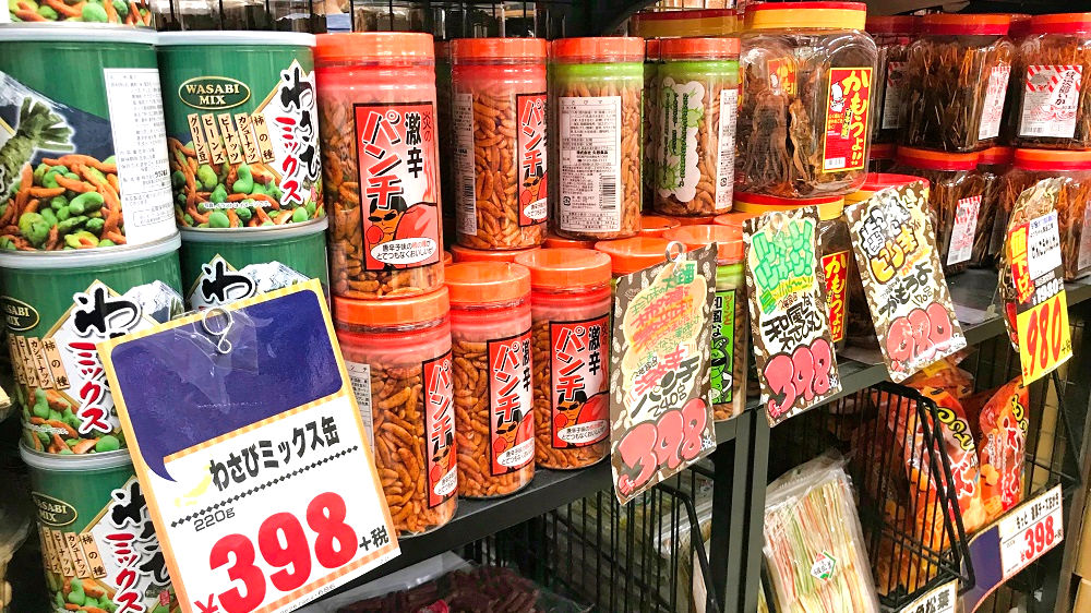 MEGAドン・キホーテ成田店で販売されている「柿の種」各種