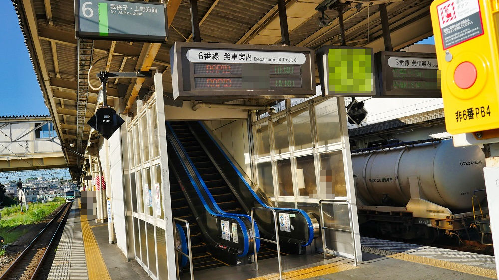 JR成田駅5番線・6番線のエスカレーター昇降口