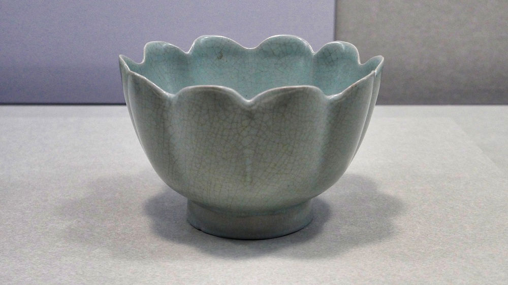 台湾国立故宮博物館、陶磁器の名品「汝窯青磁蓮花式溫碗」