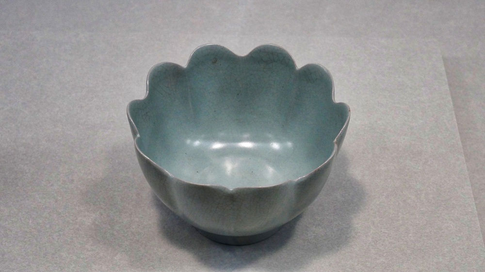台湾国立故宮博物館、陶磁器の名品「汝窯青磁蓮花式溫碗」