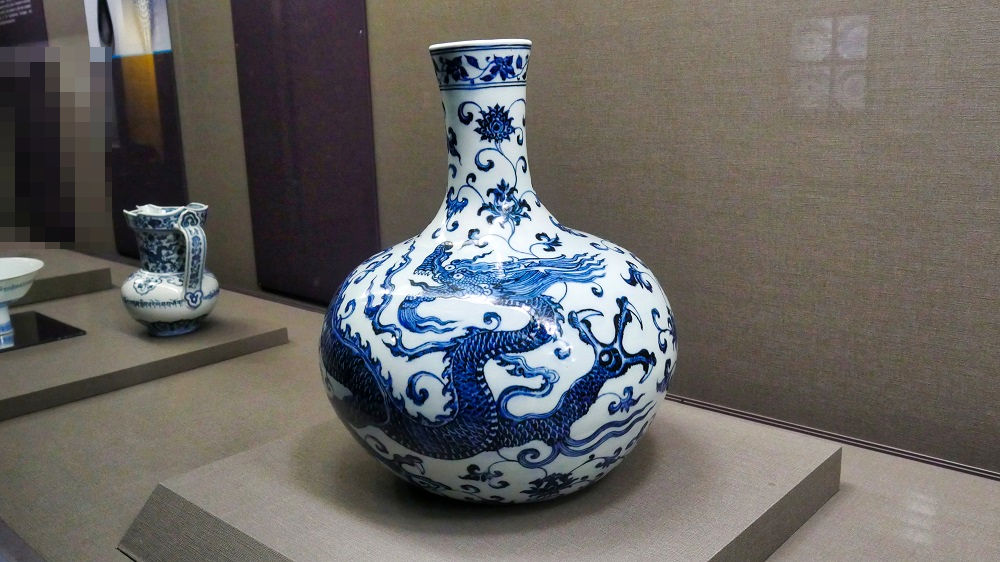 台湾国立故宮博物館、陶磁器の名品「青花龍紋天球瓶」