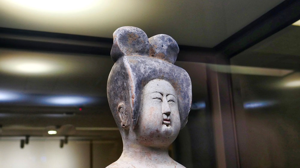 台湾国立故宮博物館、陶磁器の名品「灰陶加彩仕女俑」