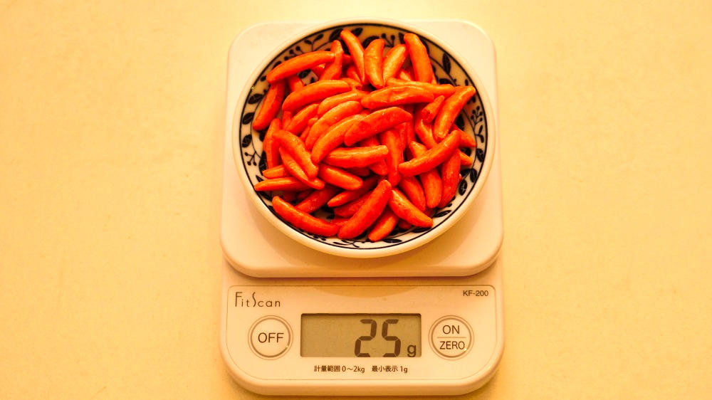 亀田の『柿の種』新パッケージの重量計測