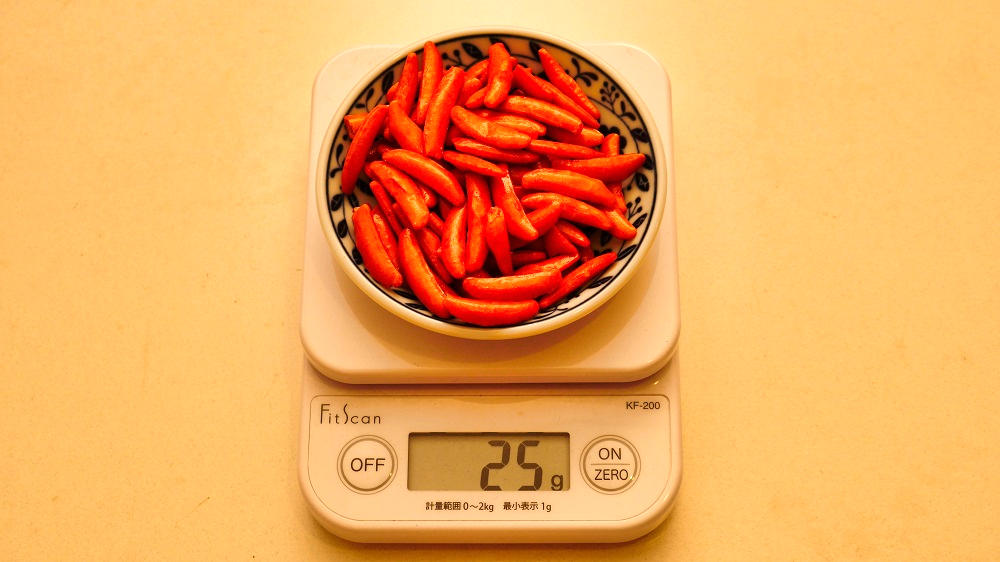 亀田の『柿の種』新パッケージの重量計測