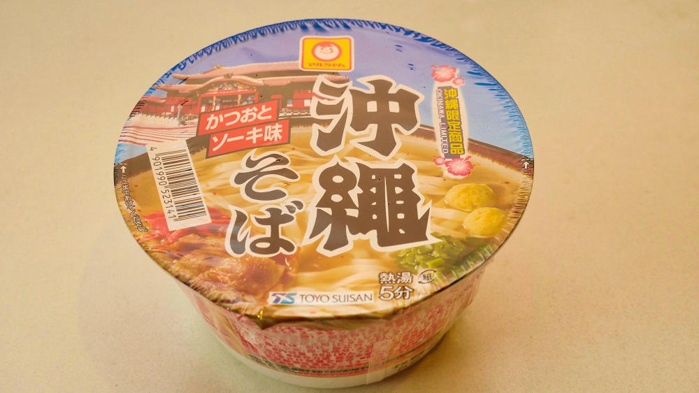 【実食レポ】マルちゃん カップ 沖縄そば【幅広麺にスープが美味しい良作！】